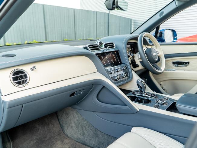 BENTLEY Bentayga Photo 2