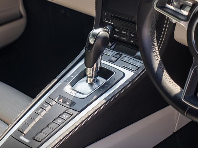 PORSCHE 718 Cayman Photo 14