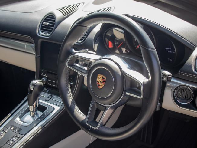 PORSCHE 718 Cayman Photo 8