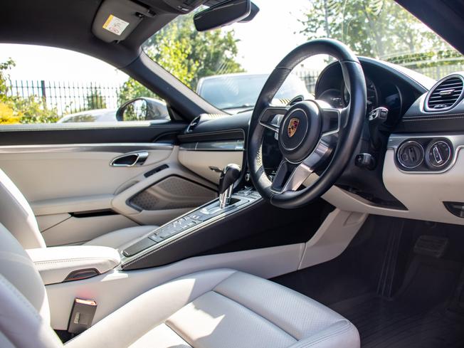 PORSCHE 718 Cayman Photo 9