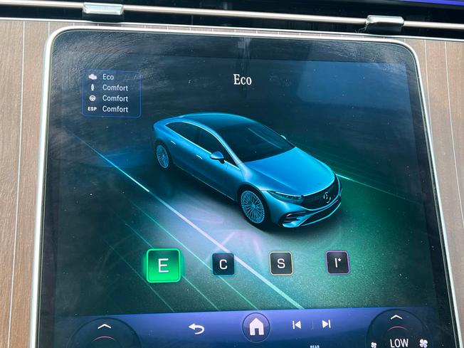 MERCEDES-BENZ Eqs Photo 32