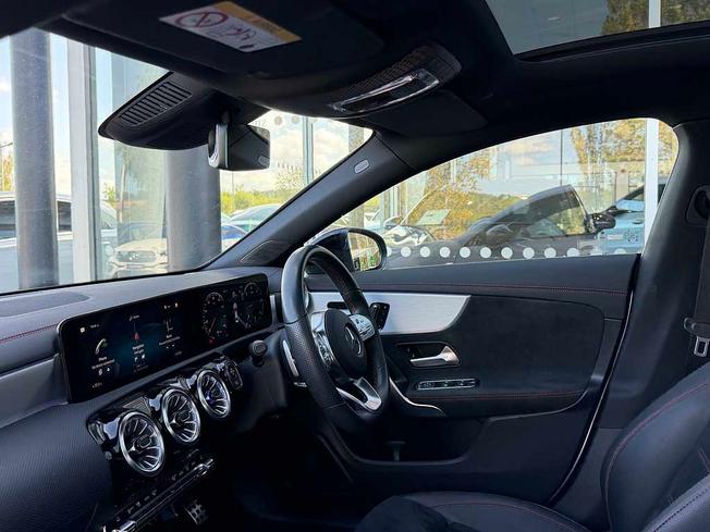 MERCEDES-BENZ CLA Class Photo 3