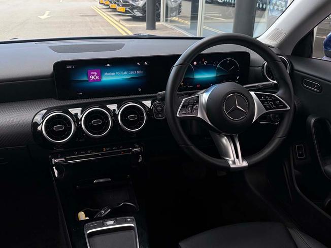 MERCEDES-BENZ CLA Class Photo 3