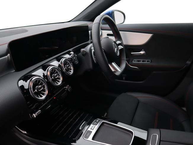 MERCEDES-BENZ CLA Class Photo 16