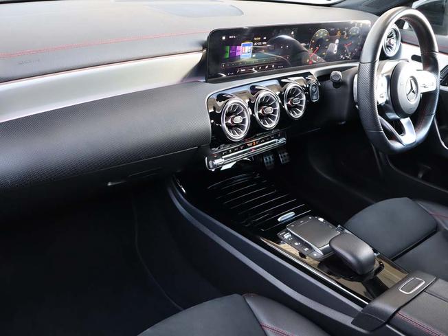 MERCEDES-BENZ CLA Class Photo 3