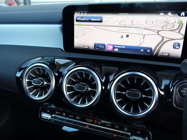 MERCEDES-BENZ CLA Class Photo 16