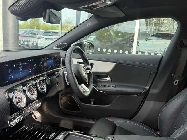 MERCEDES-BENZ CLA Class Photo 3