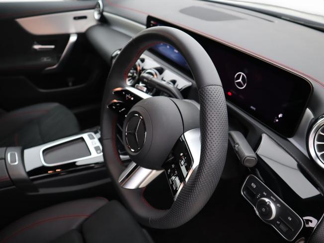 MERCEDES-BENZ CLA Class Photo 13