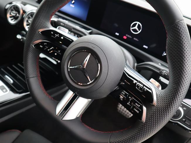 MERCEDES-BENZ CLA Class Photo 16