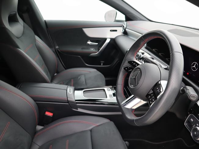 MERCEDES-BENZ CLA Class Photo 14