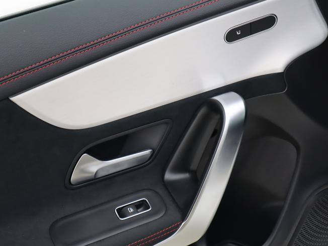 MERCEDES-BENZ CLA Class Photo 23