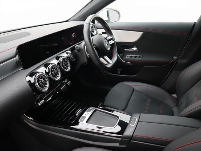 MERCEDES-BENZ CLA Class Photo 3