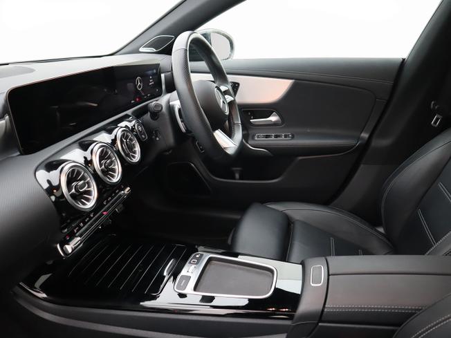MERCEDES-BENZ CLA Class Photo 18