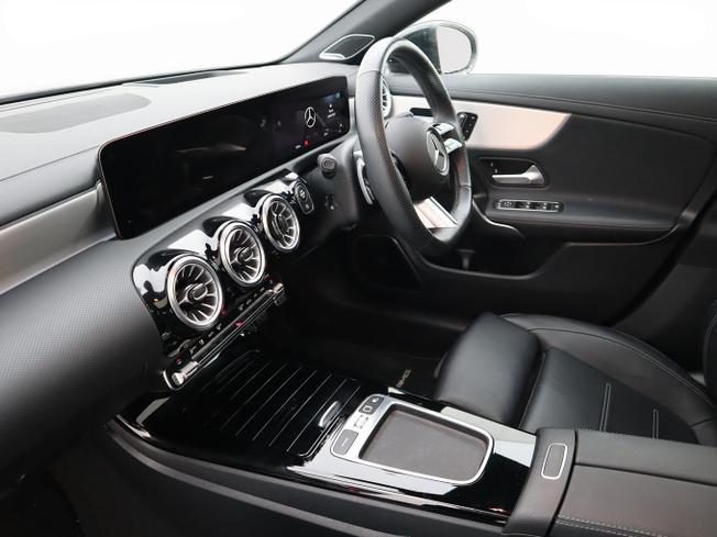 MERCEDES-BENZ CLA Class Photo 3