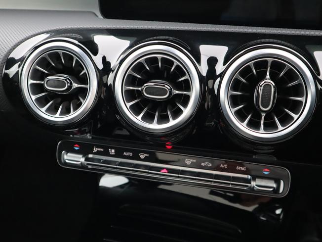 MERCEDES-BENZ CLA Class Photo 30