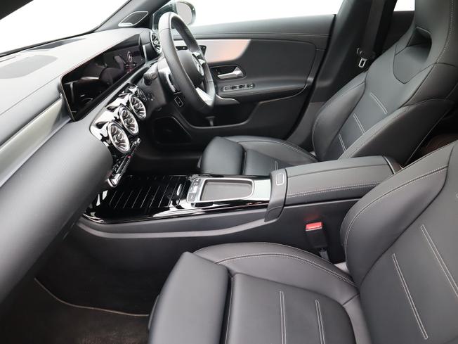 MERCEDES-BENZ CLA Class Photo 17