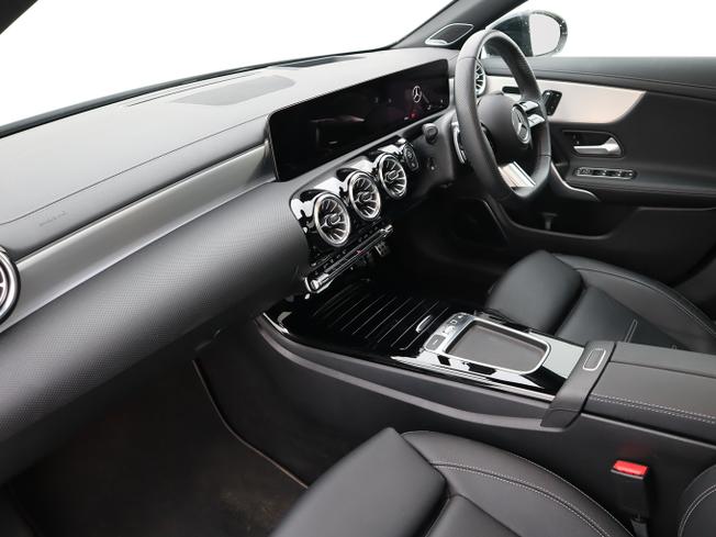 MERCEDES-BENZ CLA Class Photo 3