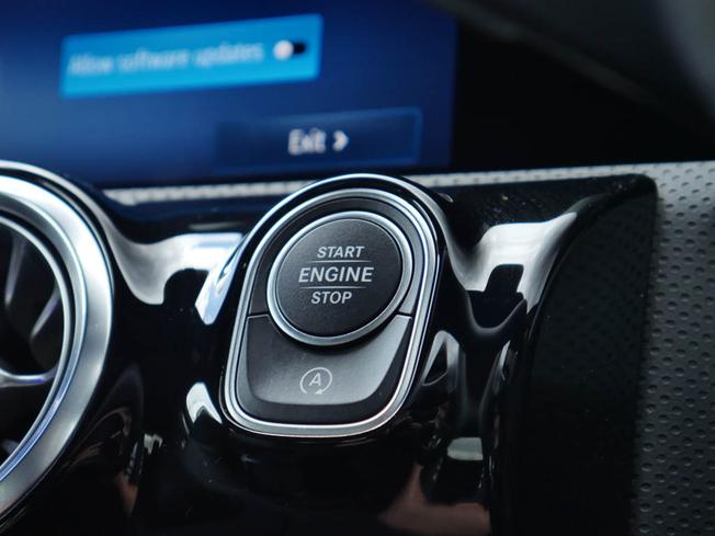 MERCEDES-BENZ CLA Class Photo 19