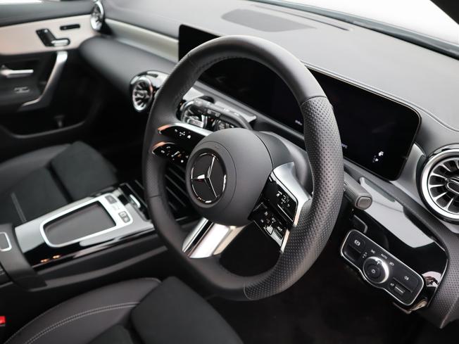 MERCEDES-BENZ CLA Class Photo 12