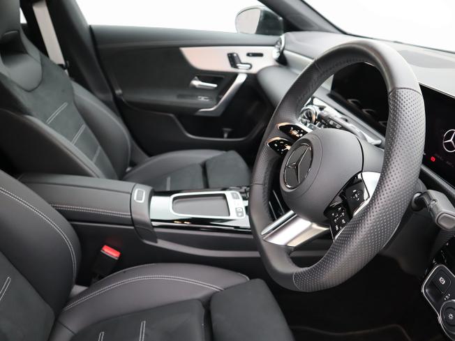 MERCEDES-BENZ CLA Class Photo 14
