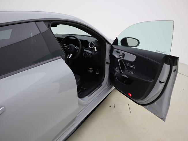 MERCEDES-BENZ CLA Class Photo 18