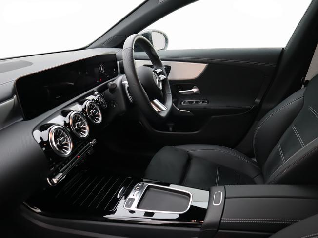 MERCEDES-BENZ CLA Class Photo 21