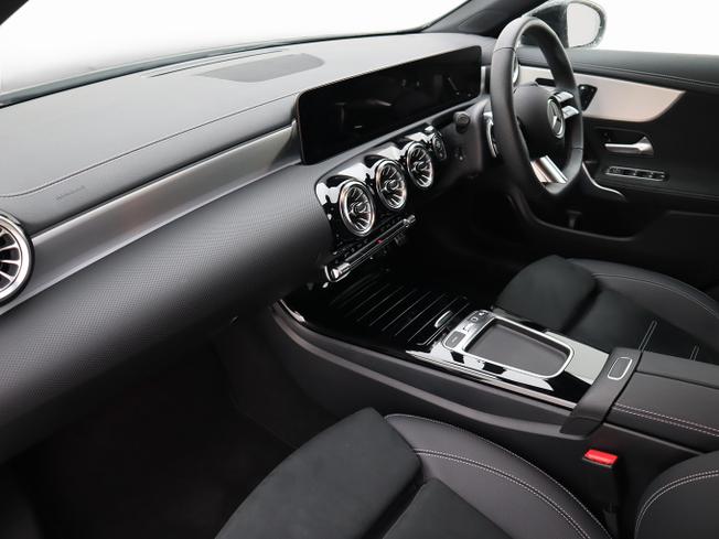 MERCEDES-BENZ CLA Class Photo 22