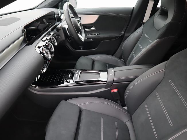 MERCEDES-BENZ CLA Class Photo 23