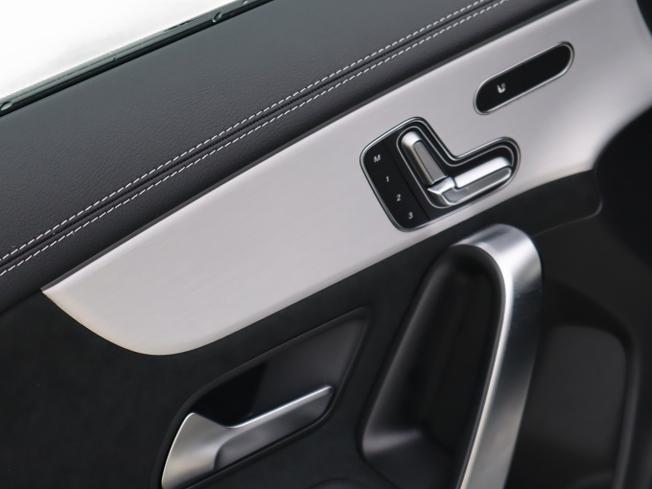 MERCEDES-BENZ CLA Class Photo 25