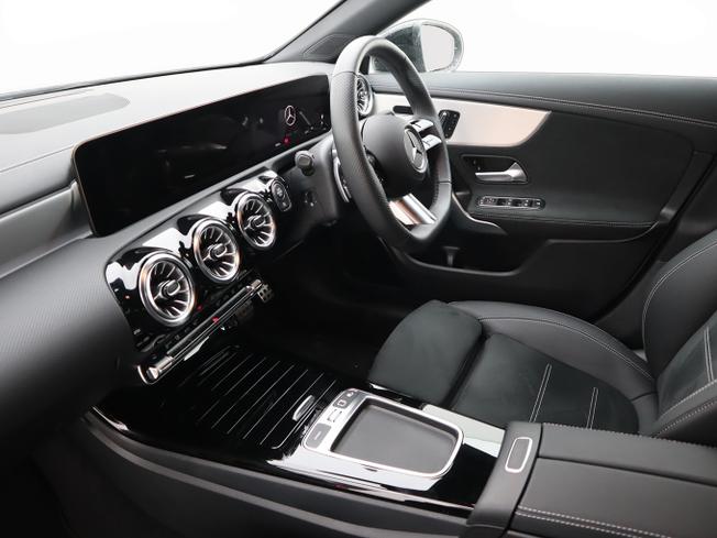MERCEDES-BENZ CLA Class Photo 3