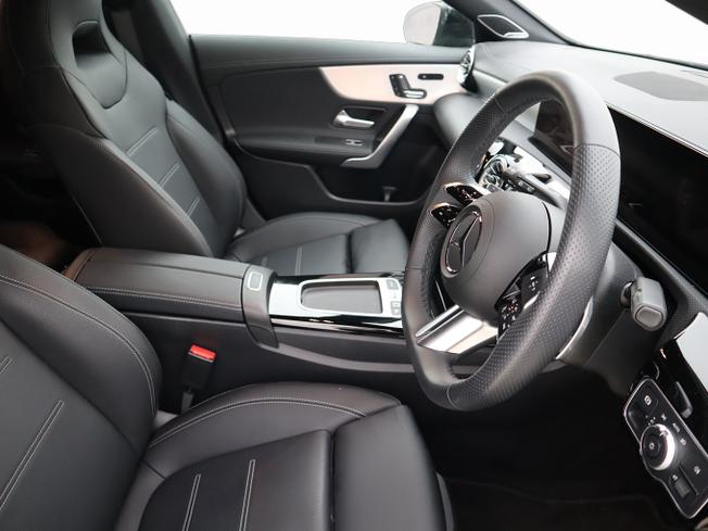 MERCEDES-BENZ CLA Class Photo 14