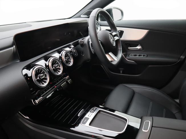 MERCEDES-BENZ CLA Class Photo 19