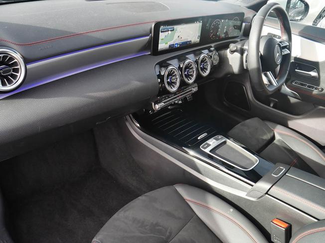 MERCEDES-BENZ CLA Class Photo 3