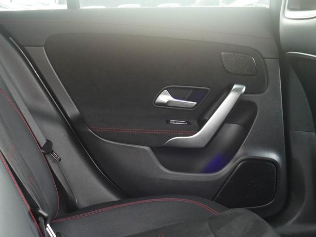 MERCEDES-BENZ CLA Class Photo 38