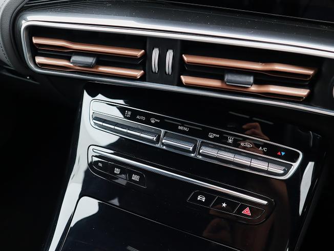 Mercedes-Benz EQC Photo 29