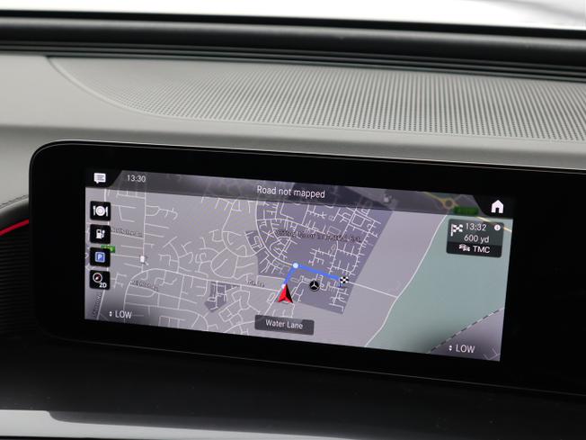Mercedes-Benz EQC Photo 30