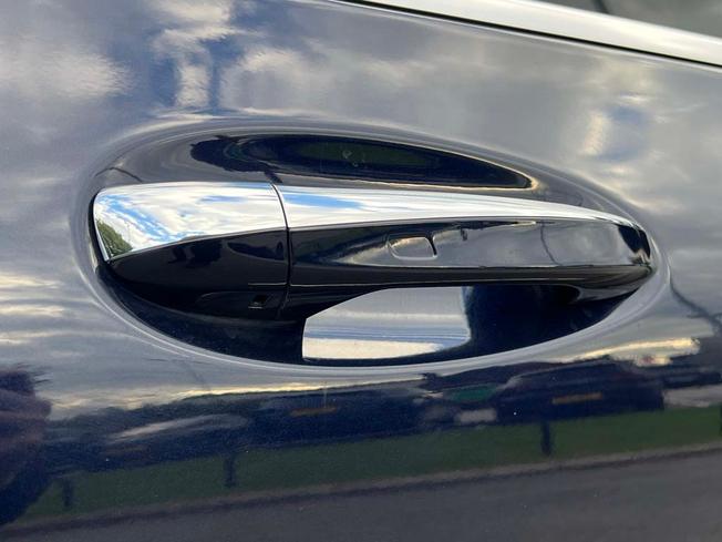 MERCEDES-BENZ EQC Photo 16