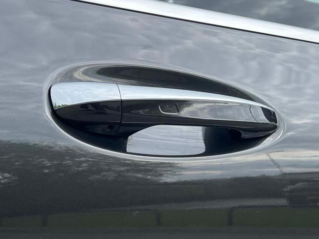MERCEDES-BENZ EQC Photo 15