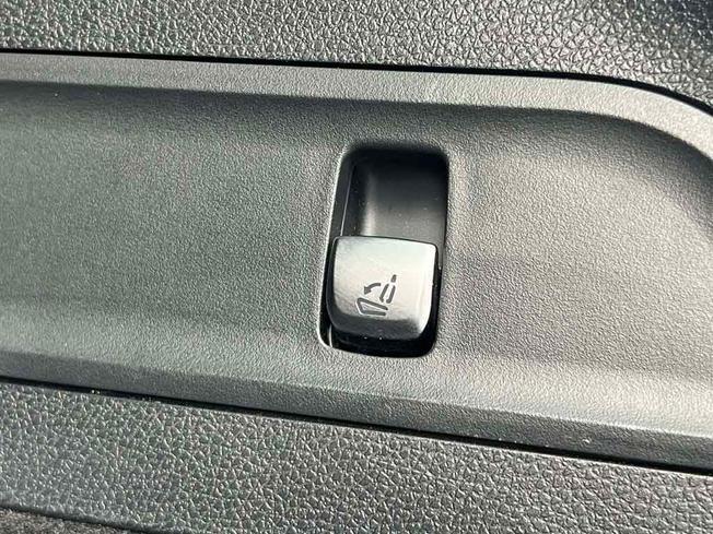 MERCEDES-BENZ EQC Photo 26