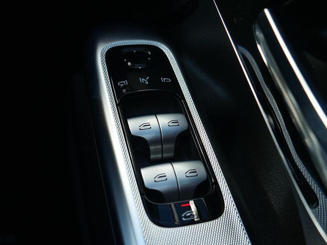 MERCEDES-BENZ Eqe Photo 16