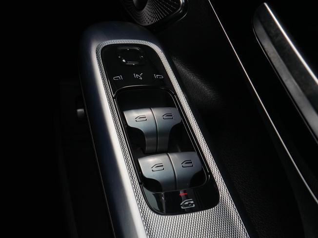 MERCEDES-BENZ Eqe Photo 16