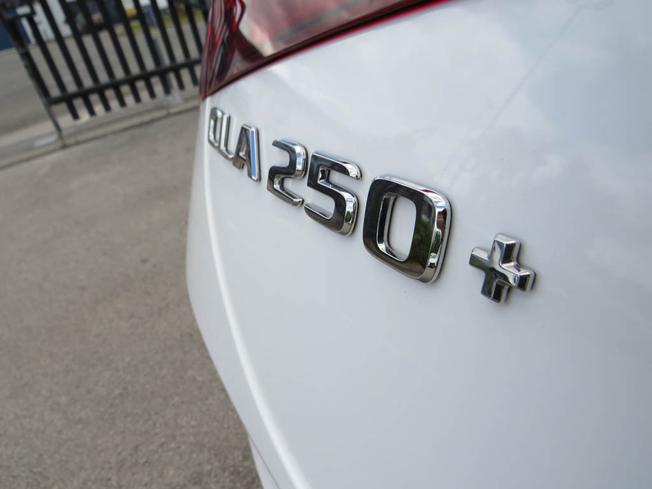 MERCEDES-BENZ CLA Class Photo 19