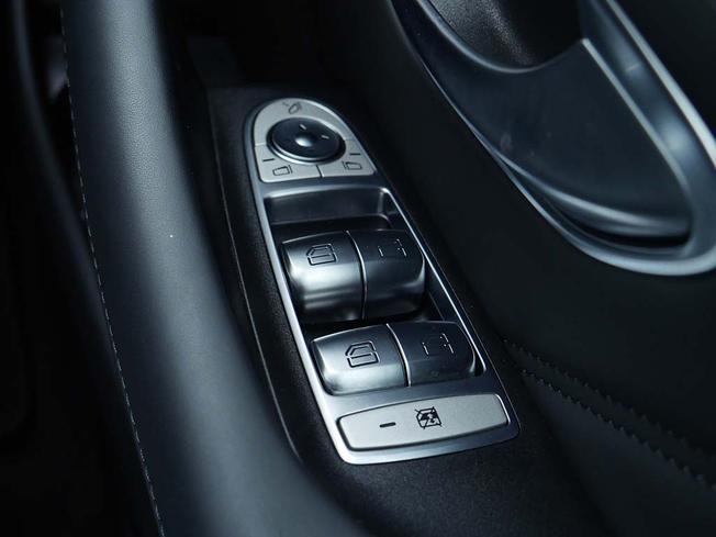 MERCEDES-BENZ E Class Photo 19