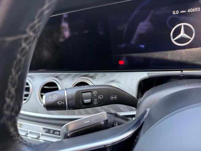 MERCEDES-BENZ E Class Photo 28