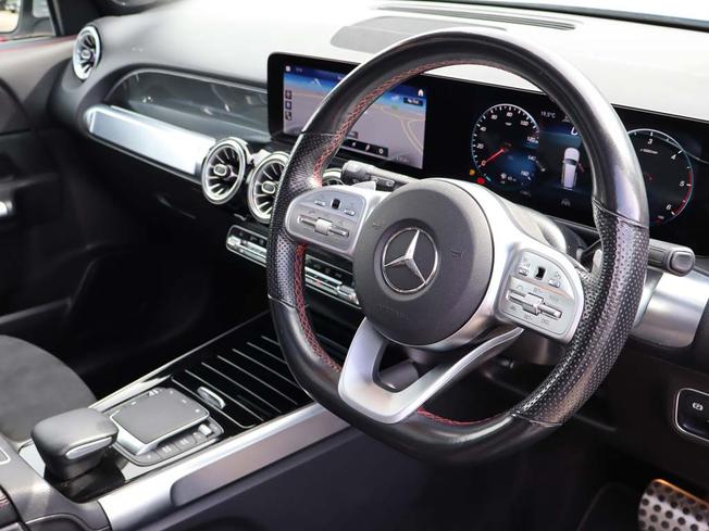 MERCEDES-BENZ GLB Photo 16