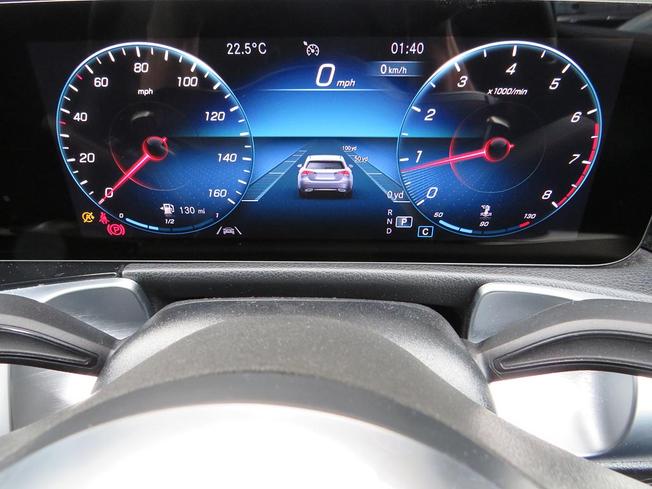 MERCEDES-BENZ GLB Photo 26