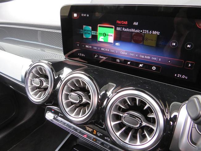 MERCEDES-BENZ GLB Photo 33