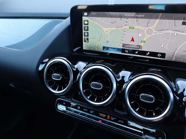 MERCEDES-BENZ GLA Photo 14
