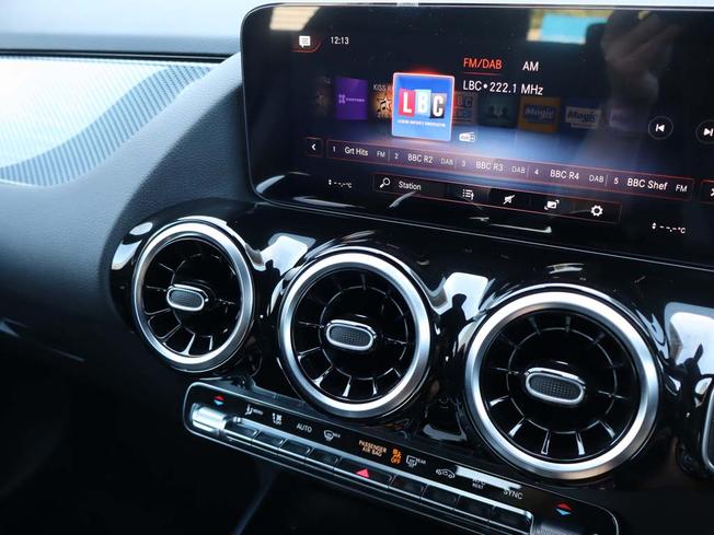 MERCEDES-BENZ GLA Photo 28
