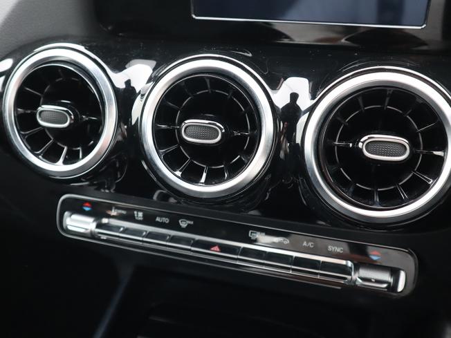 MERCEDES-BENZ GLA Photo 26